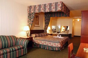 Honeymoon Room | Living room | TV - Knights Inn Toronto East (Toronto)