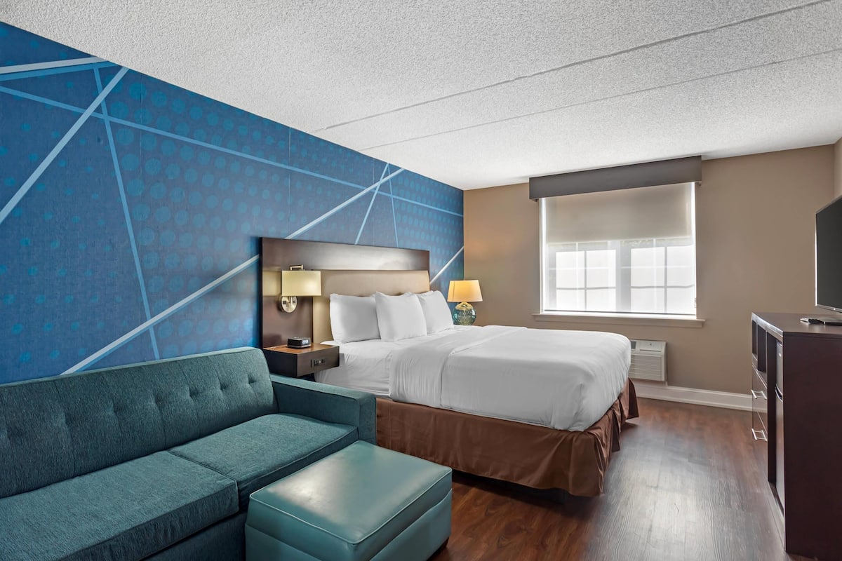 客房, 1 张特大床, 无烟房 | 办公桌、遮光窗帘、熨斗/熨衣板、免费婴儿床