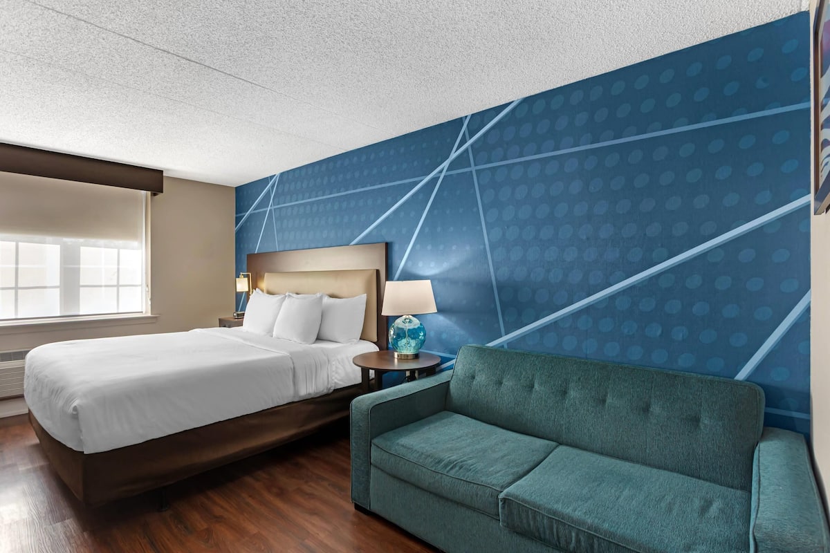 1 King Bed with Sofa bed, Non Smoking | Työpöytä, pimennysverhot, silitysrauta/-lauta, ilmaiset vauvansängyt