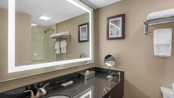 Suite, para no fumadores (1 King Bed) | Escritorio, cortinas blackout y tabla de planchar con plancha