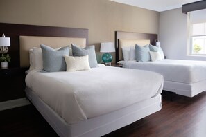Escritorio, cortinas blackout y tabla de planchar con plancha 