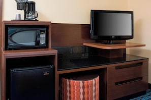 Executive Suite, 1 King Bed with Sofa bed | Premium bedding, desk, laptop workspace, blackout drapes