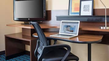 Roupas de cama premium, escrivaninha, espaço de trabalho para notebook