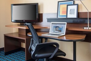 Luxe beddengoed, een bureau, een laptopwerkplek