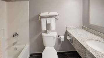 Suite, 1 letto king, non fumatori, frigorifero | Bagno | Articoli per l'igiene personale ecosostenibili, asciugacapelli
