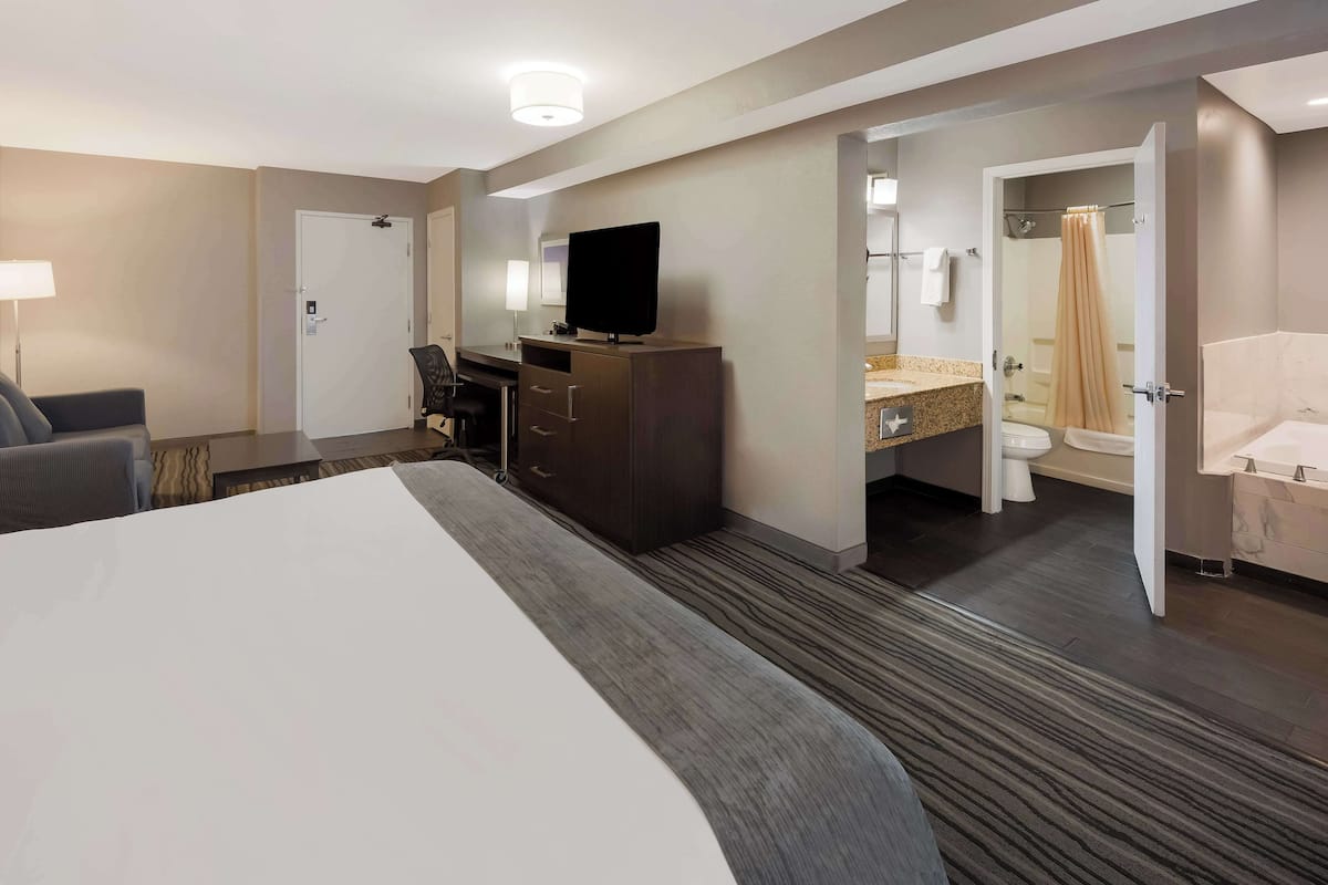 Suite, 1 cama de matrimonio grande, no fumadores, bañera de hidromasaje | Ropa de cama de alta calidad, escritorio, tabla de planchar con plancha
