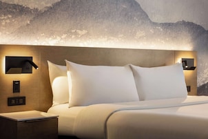 Executive Room, 1 King Bed, Non Smoking (Shower Only;Larger Room) | Premium bedding, memory foam beds, in-room safe, desk
