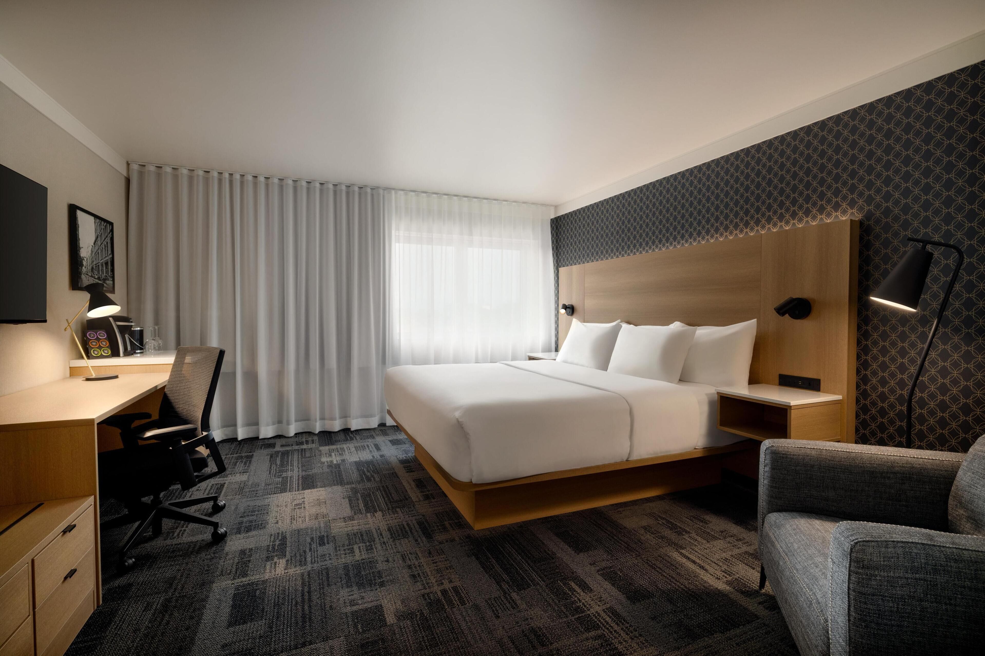 business room, 1 king bed, non smoking | 1 bedroom, premium bedding, memory-foam beds, in-room safe