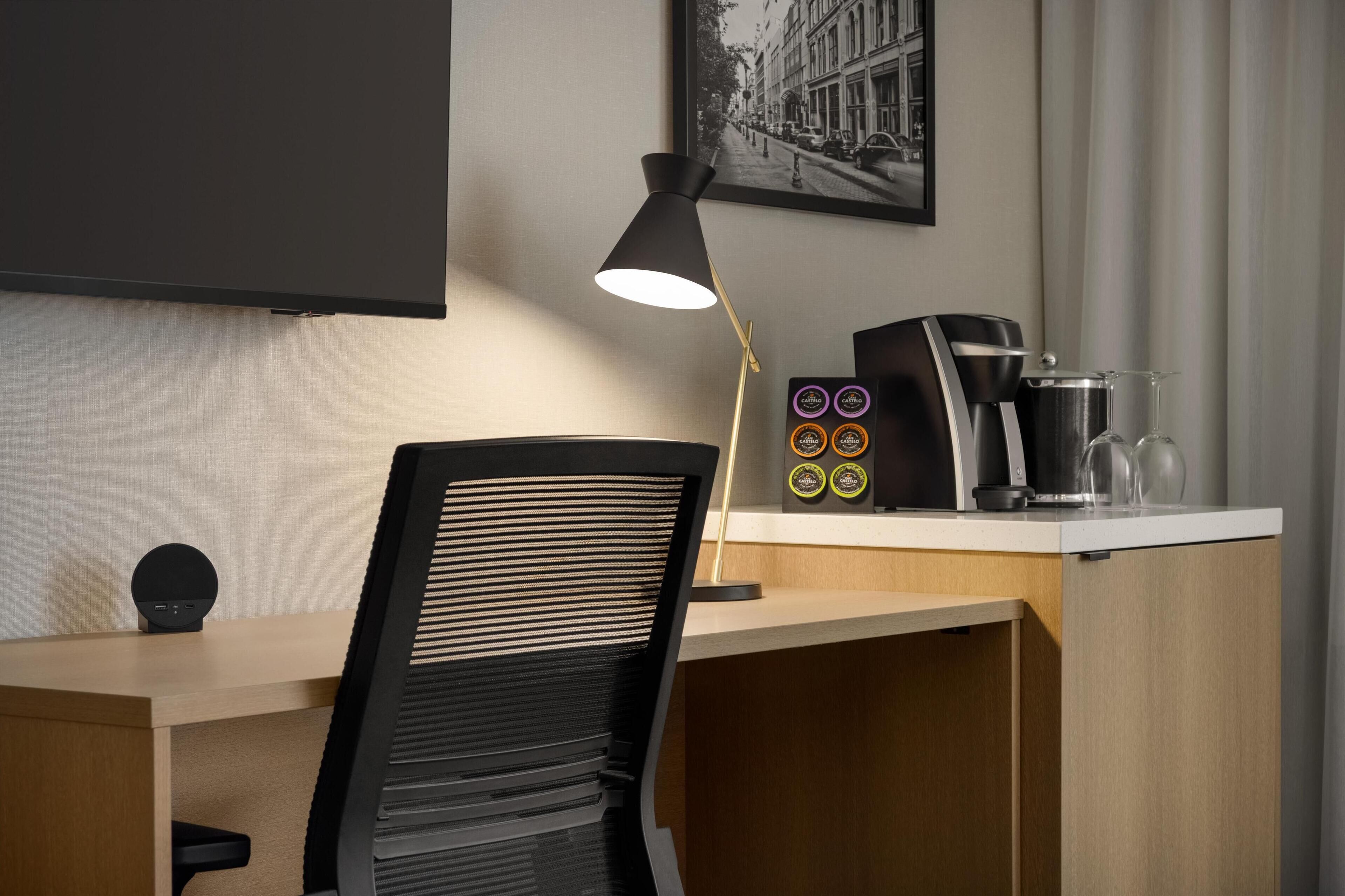 business room, 1 king bed, non smoking | 1 bedroom, premium bedding, memory-foam beds, in-room safe