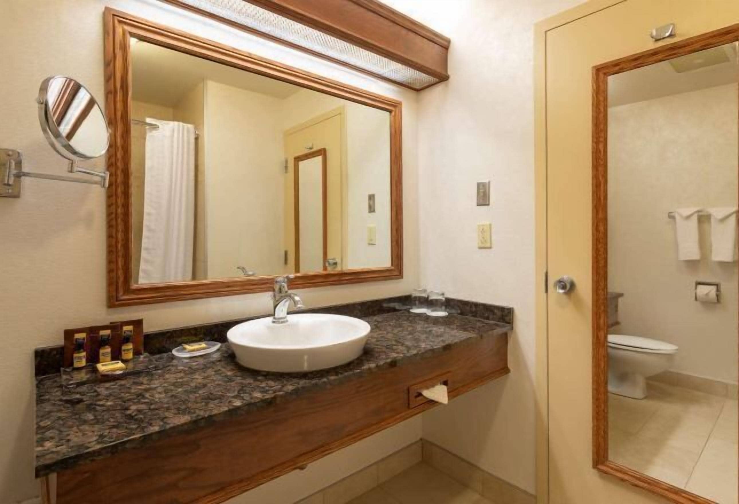 Amenidades de baño ecológicas, secadora de cabello, toallas 