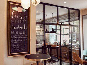 Desayuno buffet (CHF 30 por persona)