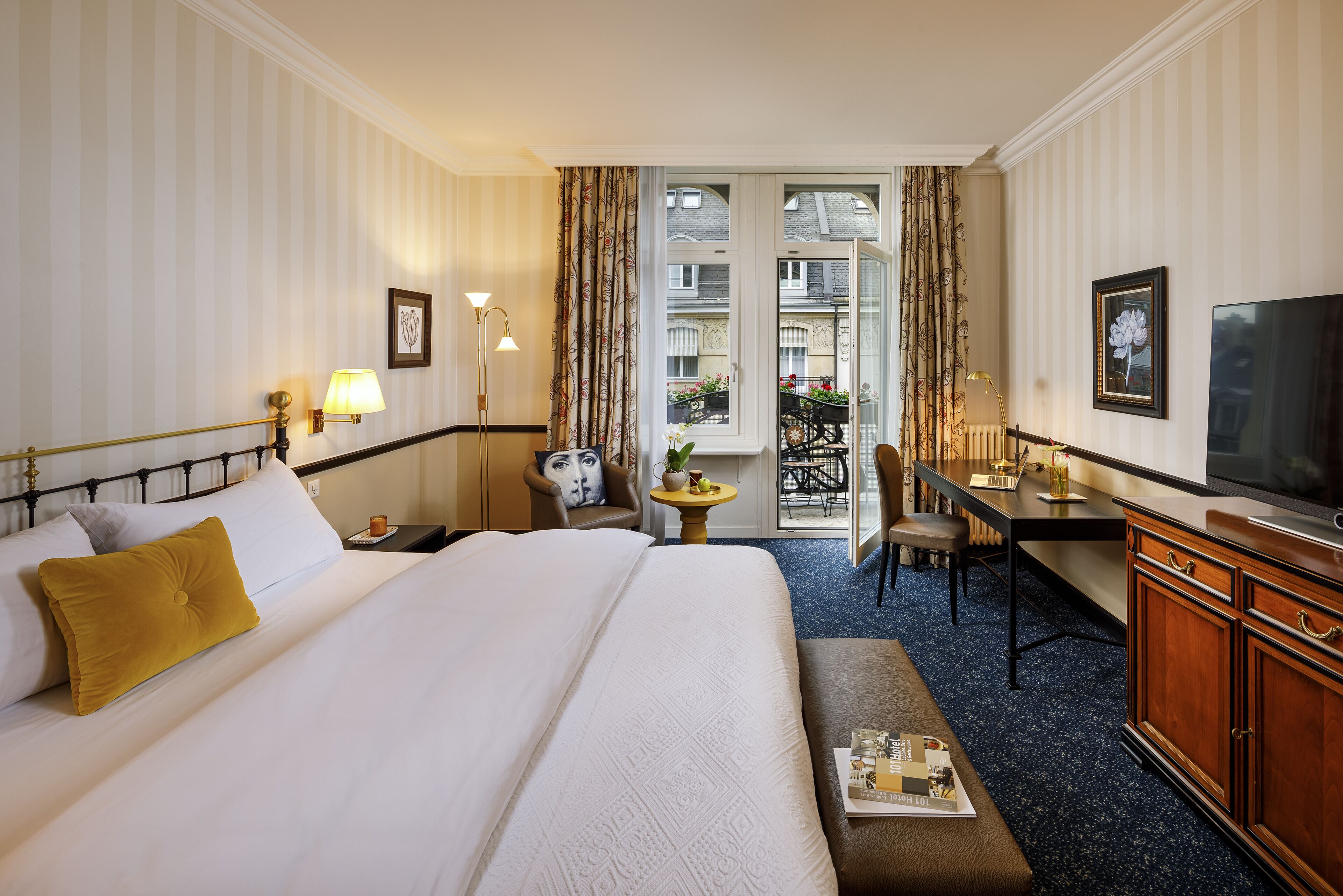 opera deluxe | room amenity