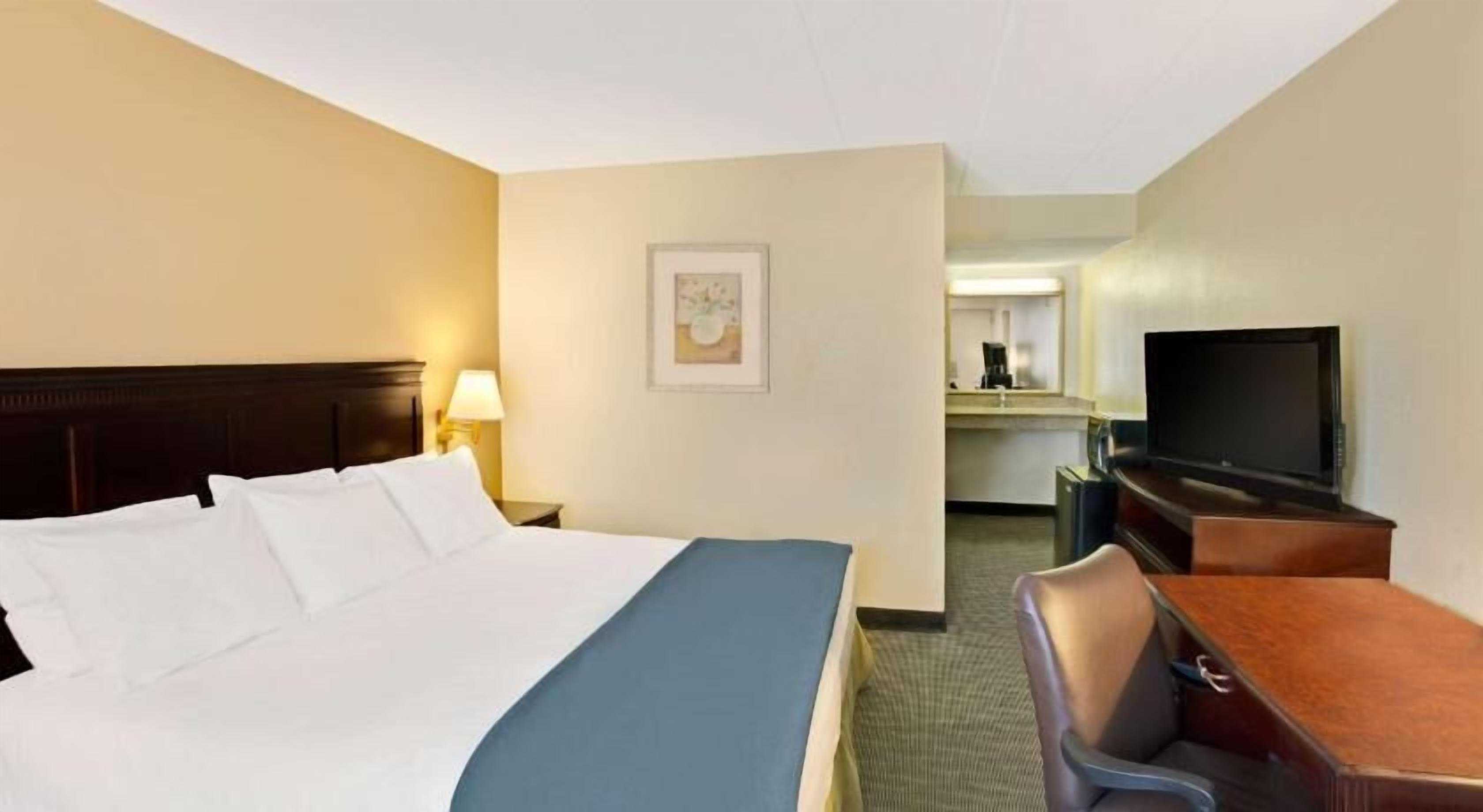 Desk, blackout curtains, iron/ironing board, free WiFi