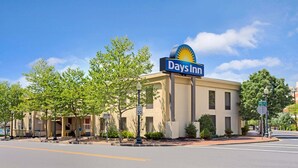 A Days Inn building with a clear blue sky, a speed limit sign of 30 mph, and a street sign indicating 13th St. - Days Inn by Wyndham Silver Spring (Silver Spring)