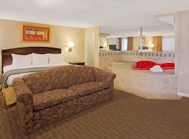 Escritorio, cortinas blackout y tabla de planchar con plancha 