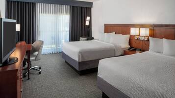 Ropa de cama hipoalergénica y caja de seguridad en la habitación