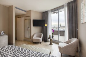 Bộ đồ giường cao cấp, chăn bông, nệm có lớp đệm bông, minibar