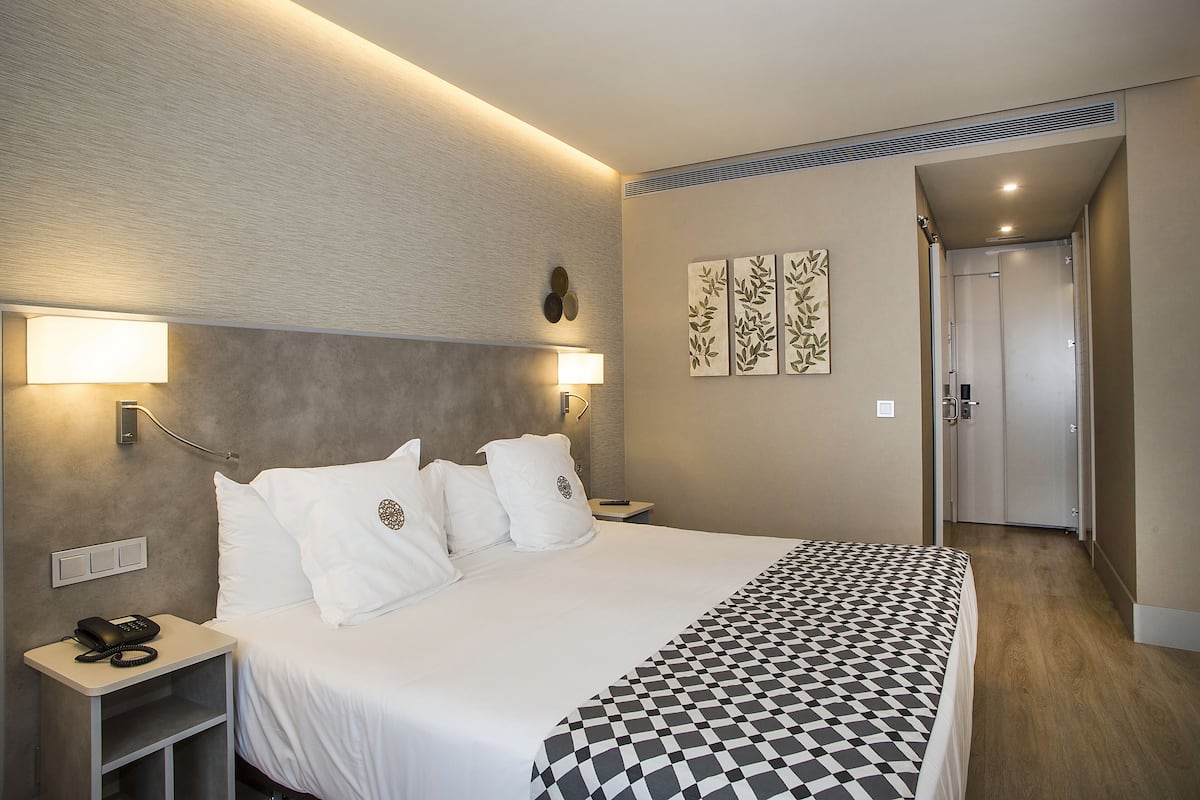 Ropa de cama de alta calidad, edredón, camas con pillow-top y minibar