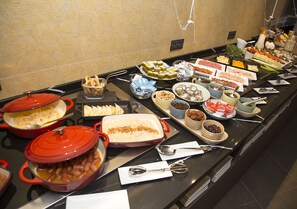 朝食 (ビュッフェ)、平日に提供 (有料)
