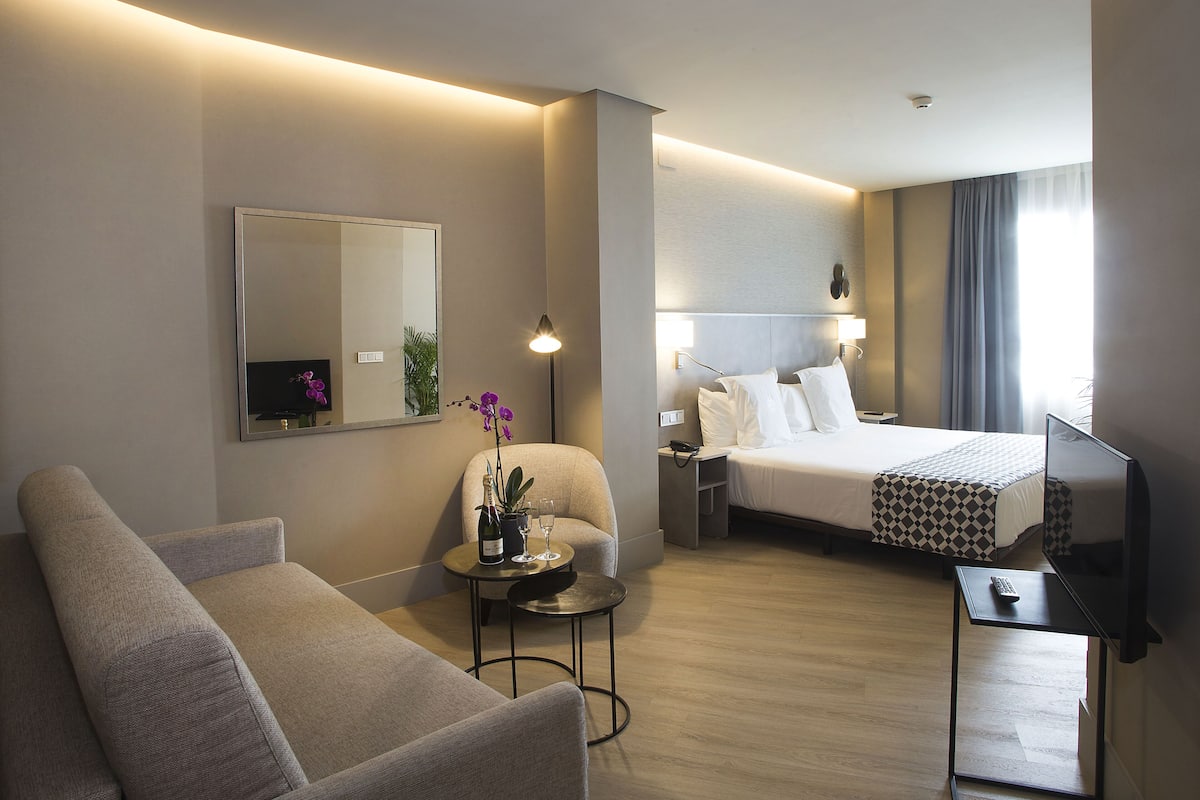 Ropa de cama de alta calidad, edredón, camas con pillow-top y minibar