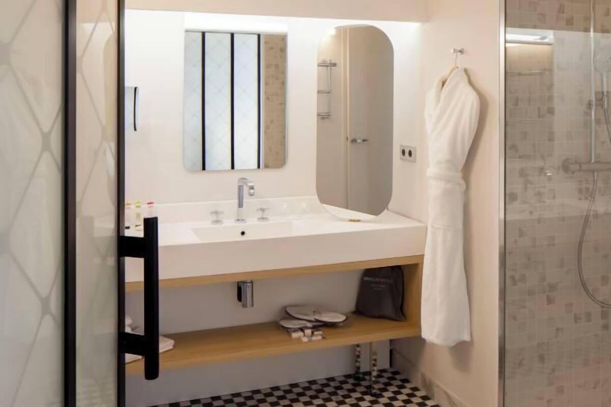 Bathroom | Eco-friendly toiletries, hair dryer, towels