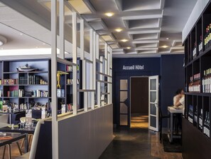 Breakfast, lunch, dinner served; French cuisine - Mercure Nantes Centre Gare (Nantes)