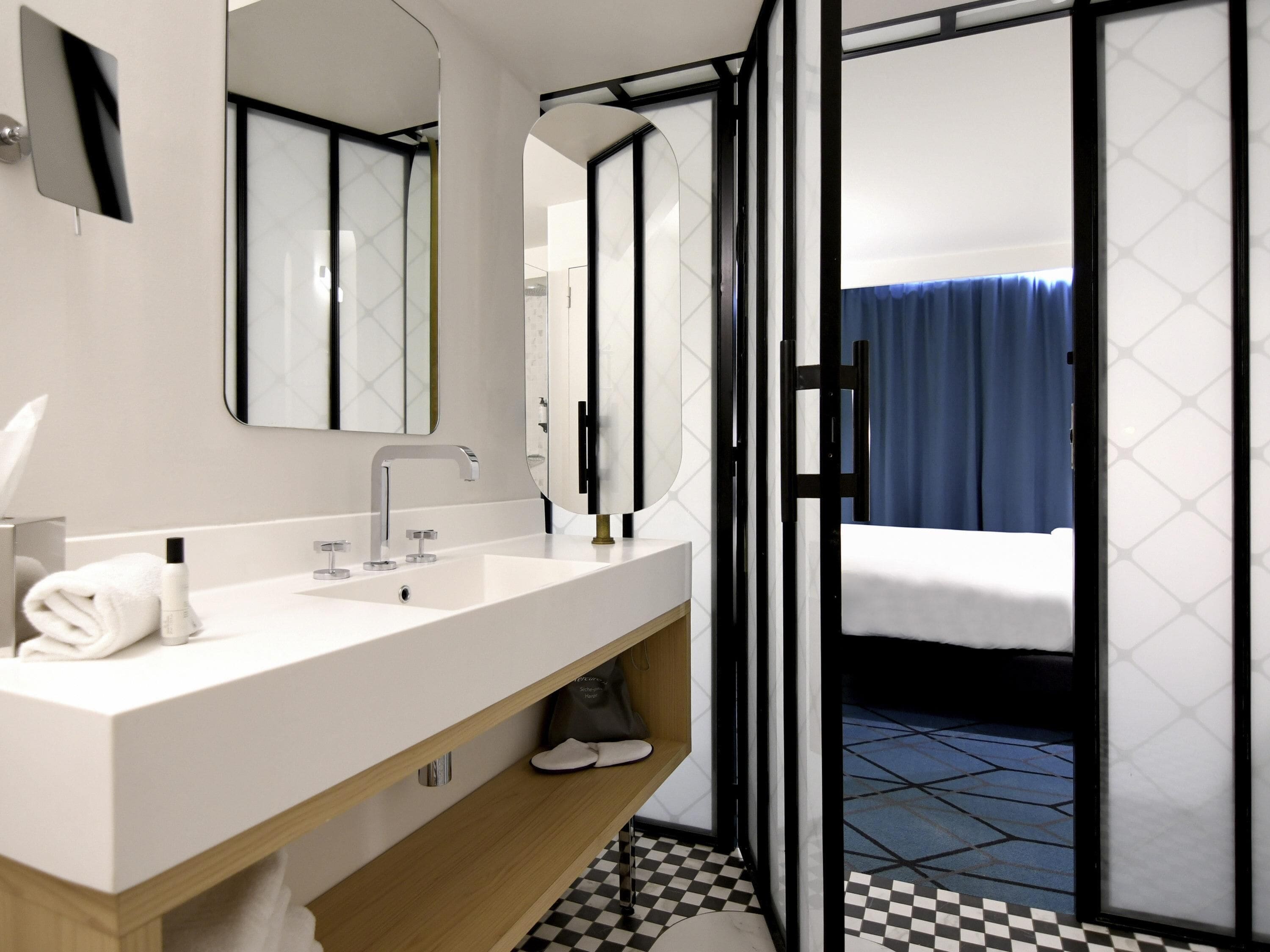 privilege, premium room, 1 king bed | premium bedding, pillow-top beds, in-room safe, desk