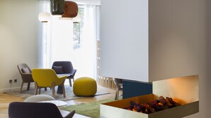 Een modern interieur met een zithoek, een open haard en een vloer met een patroon.