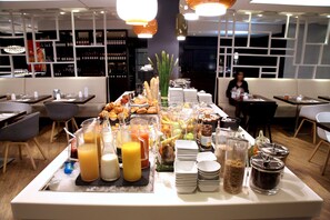 Café da manhã com buffet todos os dias (EUR 20.5 por pessoa) 