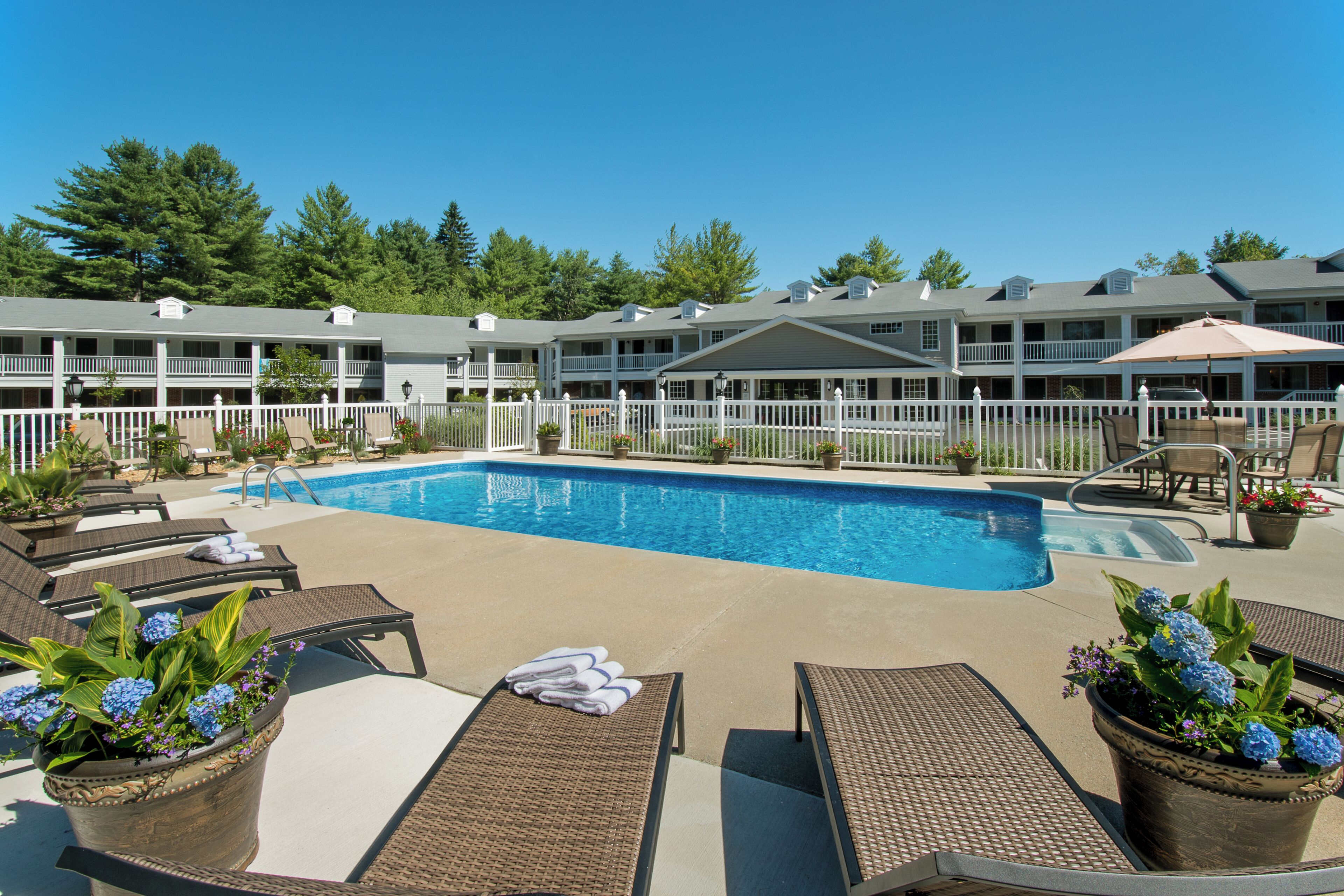 Kauden mukainen ulkouima-allas