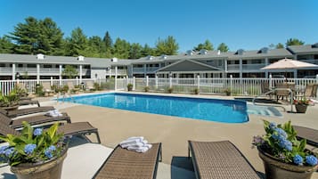 Kauden mukainen ulkouima-allas