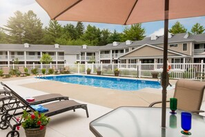 Seasonal outdoor pool - Port Inn & Suites Kennebunk, an Ascend Collection Hotel (Kennebunk)