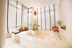 Jetted bathtub