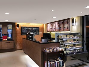 2 restaurants servant le déjeuner et le dîner