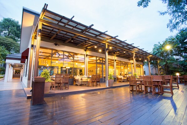 2 restaurants, lunch, dinner served; international cuisine 
