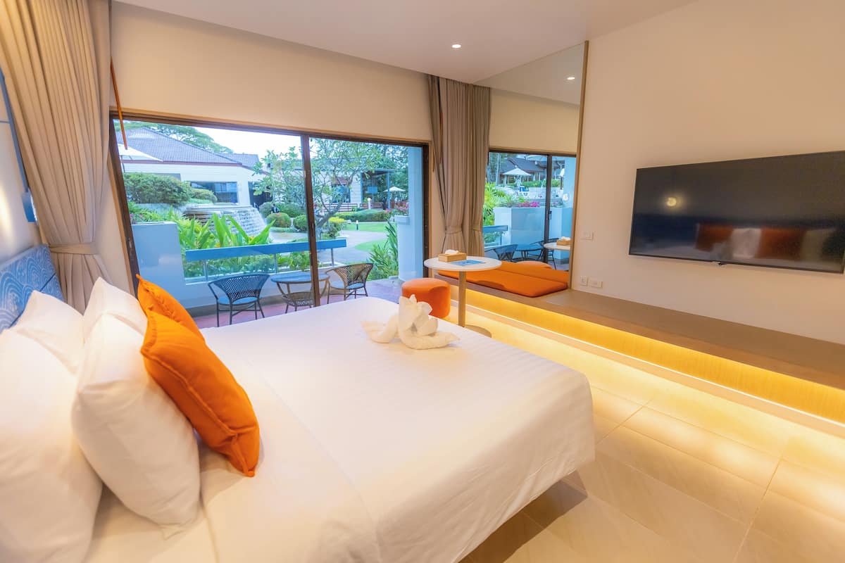 Chambre « Premier », 1 très grand lit, vue piscine | Minibar, coffres-forts dans les chambres, bureau