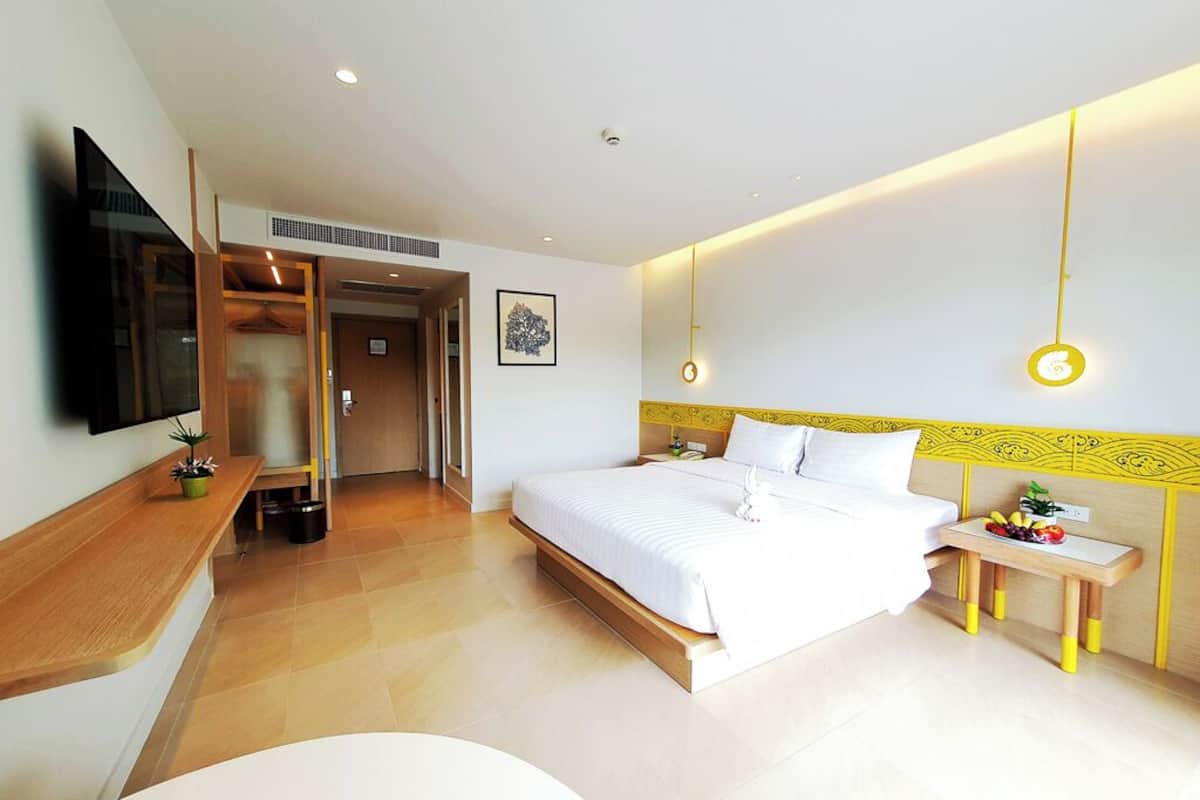 Chambre Deluxe, 1 très grand lit, vue jardin | Minibar, coffres-forts dans les chambres, bureau