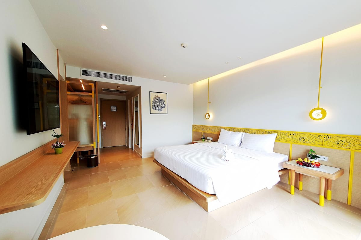 Superior Room, 1 King Bed, Garden View | Minibar, in-room safe, desk, iron/ironing board