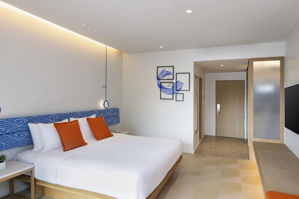 Premier Room, 1 King Bed, Garden View | Minibar, in-room safe, desk, iron/ironing board