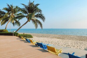 On the beach, beach bar - Novotel Rayong Rim Pae Resort (Klaeng)