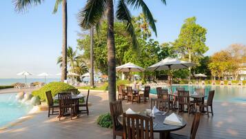 2 restaurants; lunch and dinner served