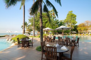 2 restaurantes, com serviço de almoço e jantar; culinária internacional