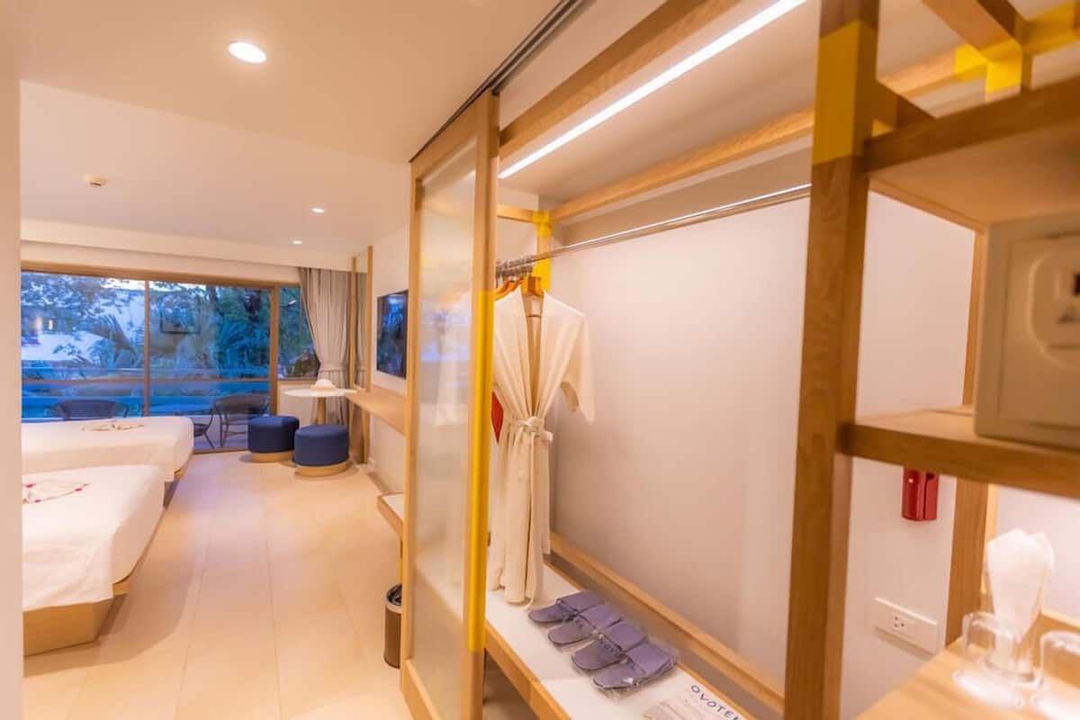 deluxe room, 2 single beds, garden view | living area | tv