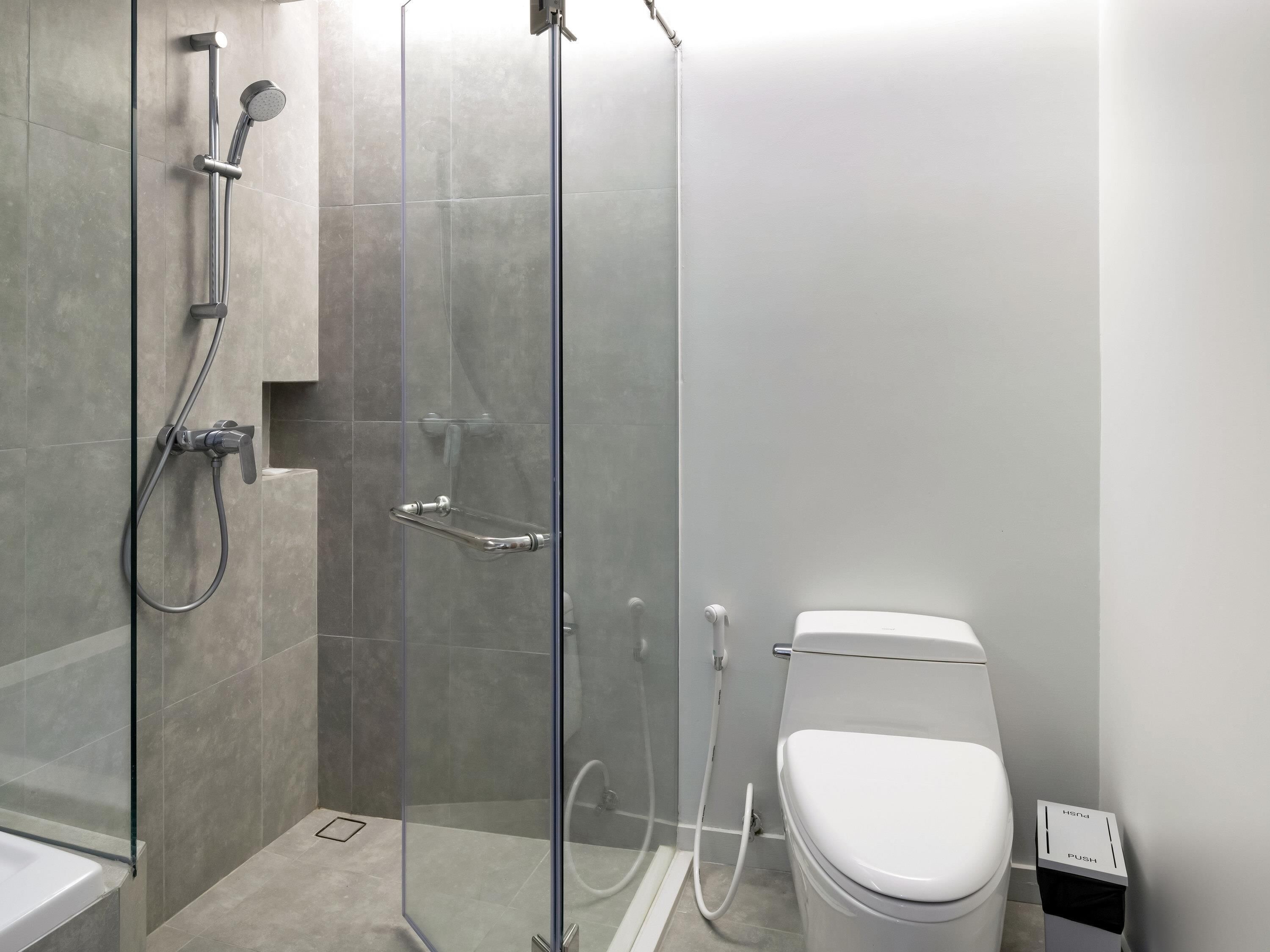 ميني بار وخزنة داخل الغرفة ومكتب ومكواة/لوح كي