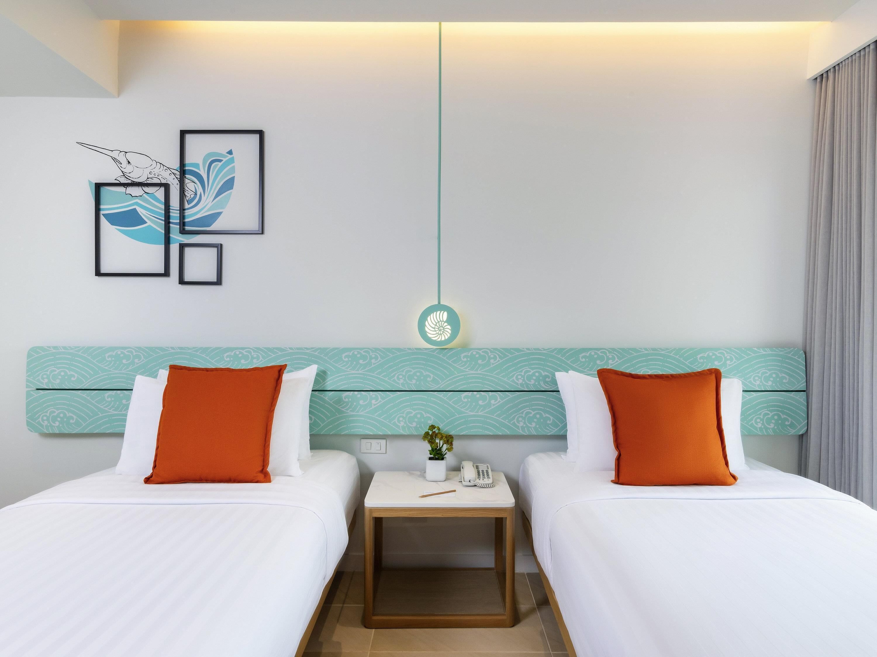 ห้องพรีเมียร์, เตียงเดี่ยว 2 เตียง, วิวสระว่ายน้ำ | มินิบาร์, ตู้นิรภัยในห้องพัก, โต๊ะทำงาน, เตารีด/โต๊ะรีดผ้า