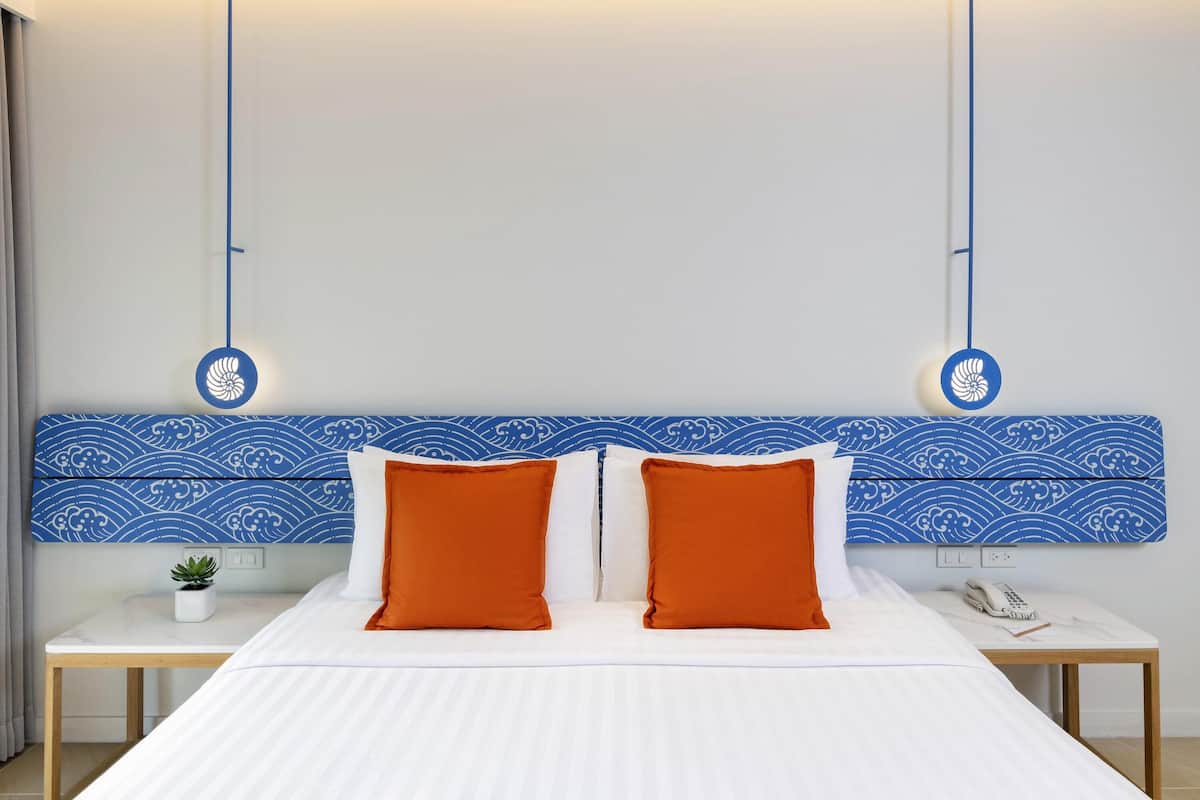 ميني بار وخزنة داخل الغرفة ومكتب ومكواة/لوح كي