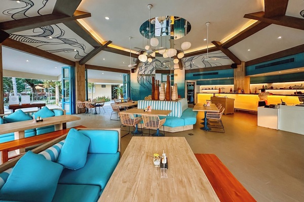 2 restaurants; lunch and dinner served