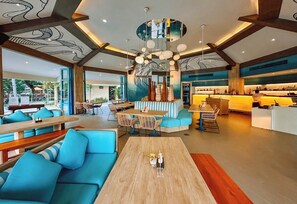 2 restaurantes; se sirve almuerzo y cena; cocina internacional