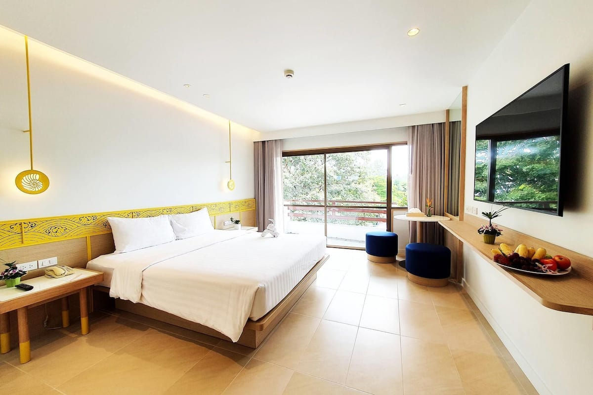 Deluxe Room, 1 King Bed, Garden View | Minibar, in-room safe, desk, iron/ironing board