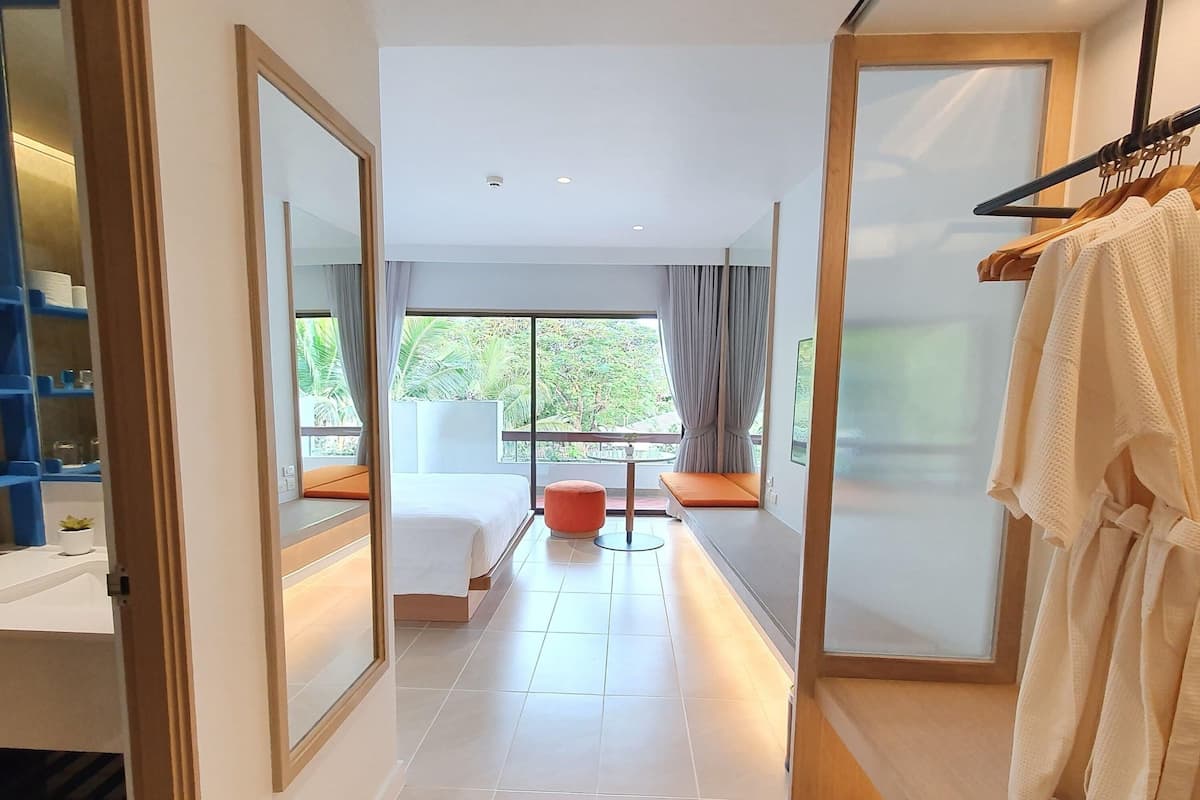 Premier Room, 2 Single Beds, Garden View | Minibar, in-room safe, desk, iron/ironing board